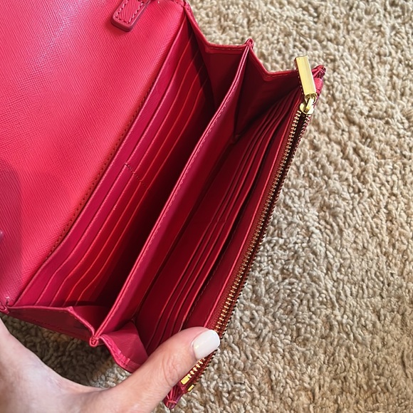 Tory Burch-Robinson wallet on chain. - Picture 9 of 10